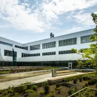 complexe hospitalier derrière l’Hôpital de l'Enfant-Jésus