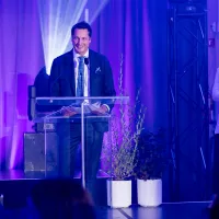 Philippe Adam, Président-directeur général de Pomerleau et Isabel Pouliot, Vice-présidente exécutive – Talent, culture et développement durable, sur scène