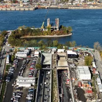 Vue aérienne du tunnel durant la réfection majeure du tunnel Louis-Hippolyte-La Fontaine mené par le consortium Renouveau La Fontaine (RLF), composé de Pomerleau, Eurovia et Dodin Campenon Bernard. 