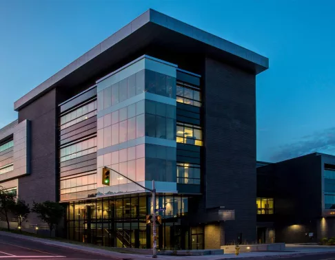 Complexe de recherche avancée de l’Université d’Ottawa : construit dans un souci de développement durable par Pomerleau