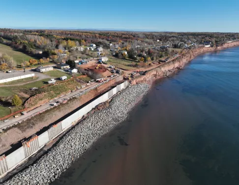 Travaux construction murs soutènement et déplacement voie ferrée, New Carlisle, Gaspésie, Québec