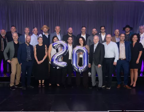 Employés de Pomerleau célébrant leurs 20 ans comme employés dans l'entreprise lors de la soirée des Jubilaires.
