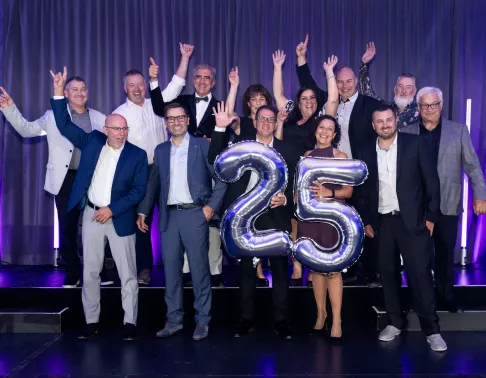 Employés de Pomerleau célébrant leurs 25 ans comme employés dans l'entreprise lors de la soirée des Jubilaires.