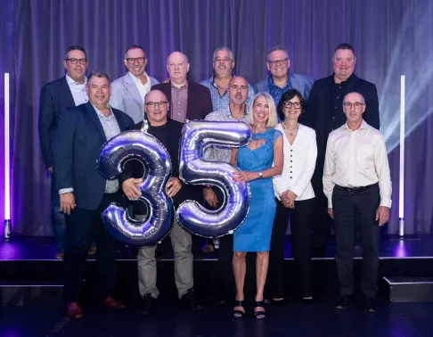 Employés de Pomerleau célébrant leurs 35 ans comme employés dans l'entreprise lors de la soirée des Jubilaires.