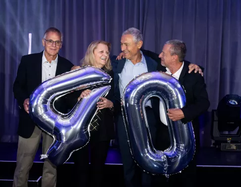 Employés de Pomerleau célébrant leurs 40 ans comme employés dans l'entreprise lors de la soirée des Jubilaires.