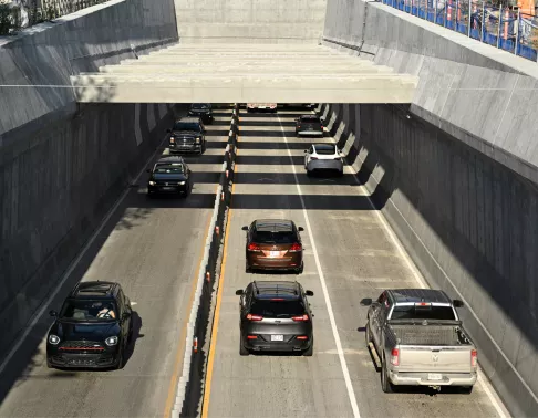 Réfection majeure du tunnel Louis-Hippolyte-La Fontaine mené par le consortium Renouveau La Fontaine (RLF), composé de Pomerleau, Eurovia et Dodin Campenon Bernard. 