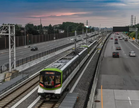 Construction du REM à Montréal par Pomerleau