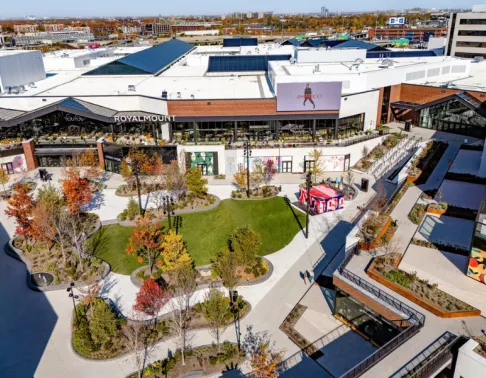 Construction du complexe commercial du RoyalMount par Pomerleau