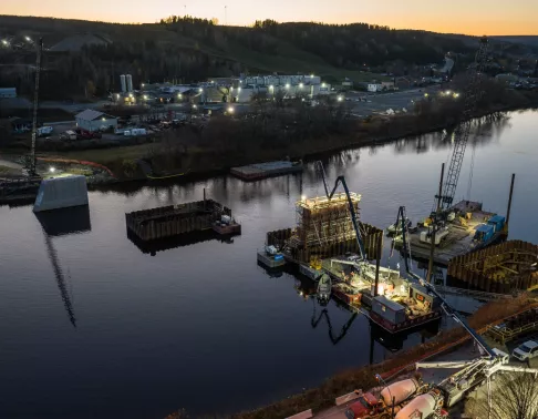Reconstruction du pont ferroviaire à Vallée-Jonction, dans la région de Chaudière-Appalaches au Québec, un important chantier de construction ferroviaire construit par Pomerleau.