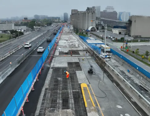 Travaux de réparations complexes sur l'autoroute Bonaventure à Montréal menés par Pomerleau. | Complex repair work on the Bonaventure Expressway in Montreal carried out by Pomerleau.