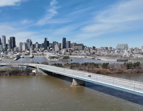 Revitalisation du pont de la Concorde par Pomerleau qui relie Montréal au parc Jean-Drapeau | Revitalization of the Pont de la Concorde by Pomerleau, connecting Montreal to Parc Jean-Drapeau.