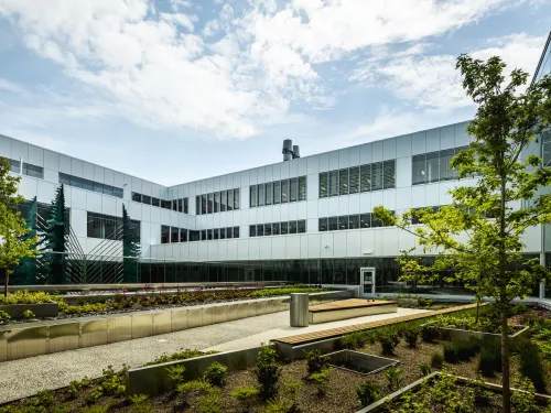 complexe hospitalier derrière l’Hôpital de l'Enfant-Jésus