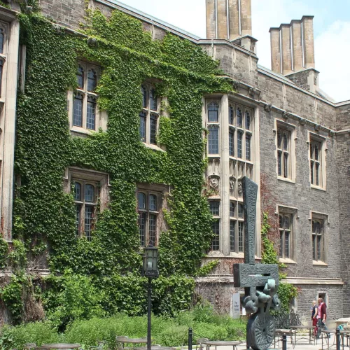 Façade de la Hart House de l'Université de Toronto rénovée par Pomerleau