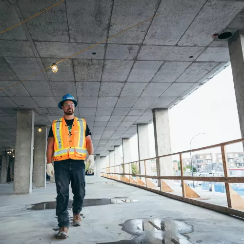 Travailleur de la construction de Pomerleau sur un chantier de construction dans la région du Grand Toronto en Ontario.