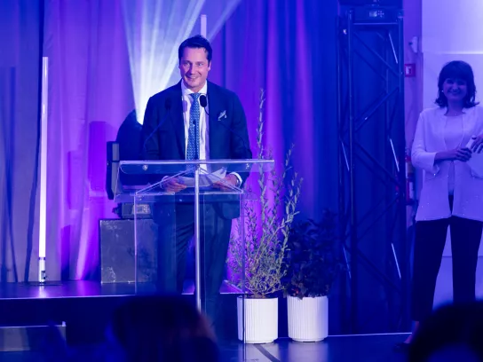 Philippe Adam, Président-directeur général de Pomerleau et Isabel Pouliot, Vice-présidente exécutive – Talent, culture et développement durable, sur scène