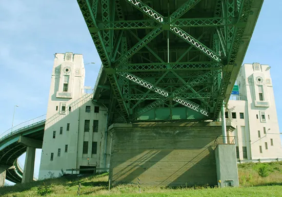 Restauration du pavillon de l’Île Sainte-Hélène sous le pont Jacques-Cartier à Montréal par Pomerleau.
