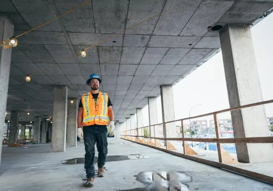 Travailleur de la construction de Pomerleau sur un chantier de construction dans la région du Grand Toronto en Ontario.