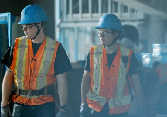 Pomerleau adopte les casques de type 2 avec jugulaire sur tout ses chantiers.