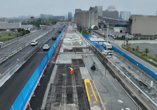 Travaux de réparations complexes sur l'autoroute Bonaventure à Montréal menés par Pomerleau. | Complex repair work on the Bonaventure Expressway in Montreal carried out by Pomerleau.