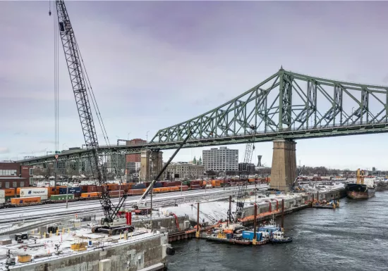 Chantier hivernal de la réhabilitation du quai 28 du Port de Montréal durant les travaux maritimes par Pomerleau