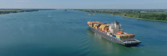 Bateau dans le fleuve Saint-Laurent situé proche du futur site du nouveau terminal de conteneurs dans le Port de Contrecoeur construit par le consortium CTC, dont fait partie Pomerleau.