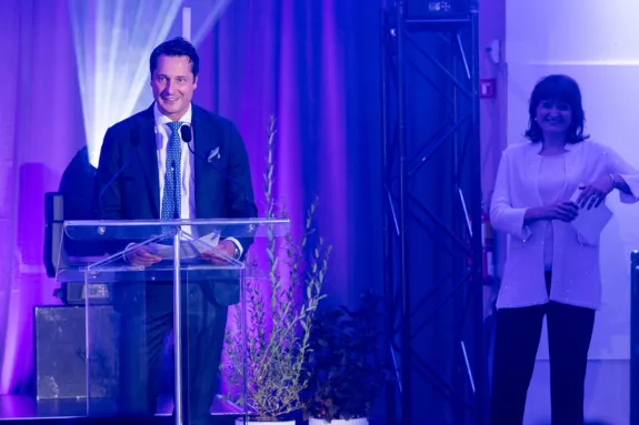 Philippe Adam, Président-directeur général de Pomerleau et Isabel Pouliot, Vice-présidente exécutive – Talent, culture et développement durable, sur scène pour leurs discours lors des Jubilaires 2025.