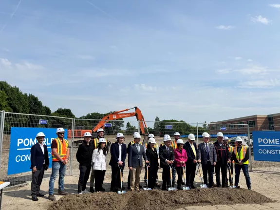 La mairesse de Toronto, Olivia Chow, des dignitaires et des représentants de Pomerleau, dont Sean Smithson, vice-président régional du bureau de Pomerleau à Toronto, étaient présents à l'inauguration du chantier du  Western North York Community Recreation & Child Care Centre 