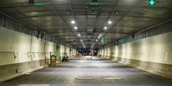 Vue intérieure du tunnel durant la réfection majeure du tunnel Louis-Hippolyte-La Fontaine mené par le consortium Renouveau La Fontaine (RLF), composé de Pomerleau, Eurovia et Dodin Campenon Bernard. 