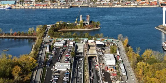 Vue aérienne du tunnel durant la réfection majeure du tunnel Louis-Hippolyte-La Fontaine mené par le consortium Renouveau La Fontaine (RLF), composé de Pomerleau, Eurovia et Dodin Campenon Bernard. 