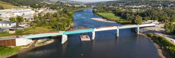 Reconstruction du pont ferroviaire à Vallée-Jonction, dans la région de Chaudière-Appalaches au Québec, un important chantier de construction ferroviaire construit par Pomerleau.
