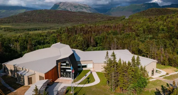 Le Centre d’accueil des visiteurs du parc national du Gros-Morne, un projet de Pomerleau avec un focus sur le développement durable