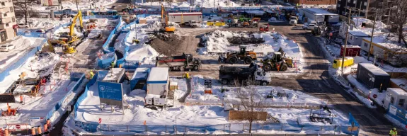 Le chantier du projet de construction du prolongement de la ligne bleu de la ligne de Métro de la STM à Montréal, par Pomerleau.