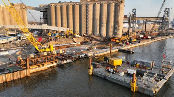 Vue de la construction du Port de Trois-Rivières au Québec par Pomerleau