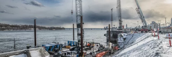 Vue du fleuve lors des travaux maritimes de la Réhabilitation du quai 28 du Port de Montréal par Pomerleau