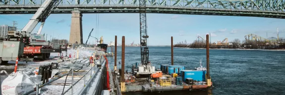 Travaux maritimes sur le quai 28 du Port de Montréal sur le fleuve Saint-Laurent par les équipes de Pomerleau