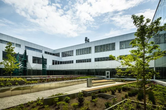 complexe hospitalier derrière l’Hôpital de l'Enfant-Jésus