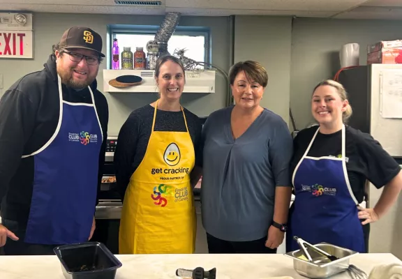 Des employés de Pomerleau ont rendu visite à une école avec le Club des Petits Déjeuners grâce à son don de 80 000$ que l'entreprise a ramassé lors de son Challenge Pomerleau.