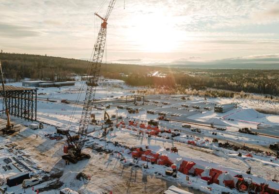 Vue d'un chantier de construction de Pomerleau d'une usine de pales d'éoliennes à Gaspé au Québec