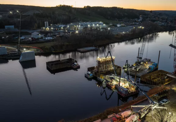Reconstruction du pont ferroviaire à Vallée-Jonction, dans la région de Chaudière-Appalaches au Québec, un important chantier de construction ferroviaire construit par Pomerleau.