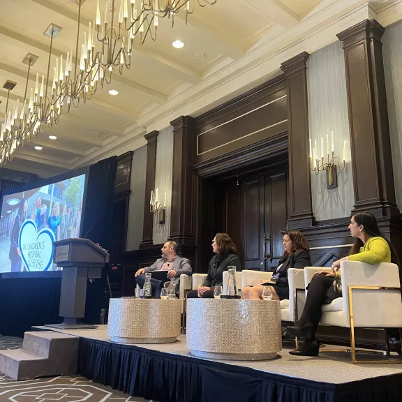 Transformer les politiques en pratiques : s’adapter aux stratégies gouvernementales pour une infrastructure durable à la conférence de L'Association canadienne de la construction avec Geneviève Roy,  vice-présidente du développement durable et de l’environnement chez Pomerleau