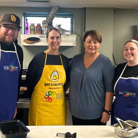 Des employés de Pomerleau ont rendu visite à une école avec le Club des Petits Déjeuners grâce à son don de 80 000$ que l'entreprise a ramassé lors de son Challenge Pomerleau.