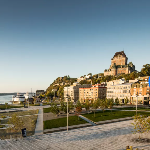Rénovation de la Place des Canotiers à Québec par Pomerleau