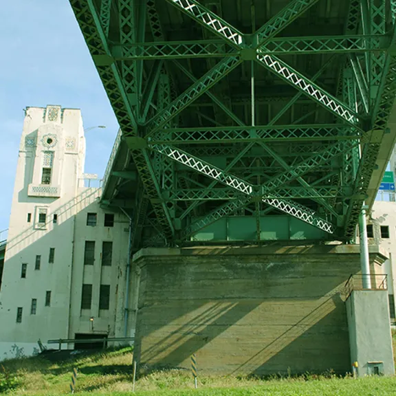 Restauration du pavillon de l’Île Sainte-Hélène sous le pont Jacques-Cartier à Montréal par Pomerleau.