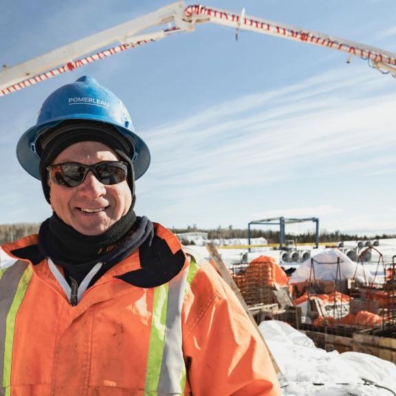 Pomerleau employee on a construction site in winter at a wind turbine blade manufacturing plant, in Gaspé, Quebec