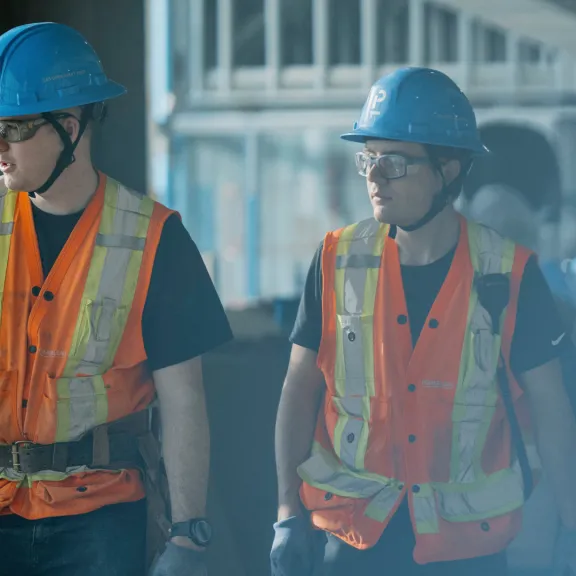 Pomerleau adopte les casques de type 2 avec jugulaire sur tout ses chantiers.