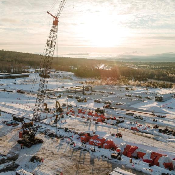 Vue d'un chantier de construction de Pomerleau d'une usine de pales d'éoliennes à Gaspé au Québec