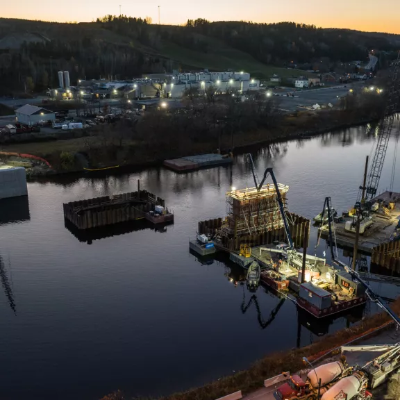 Reconstruction du pont ferroviaire à Vallée-Jonction, dans la région de Chaudière-Appalaches au Québec, un important chantier de construction ferroviaire construit par Pomerleau.