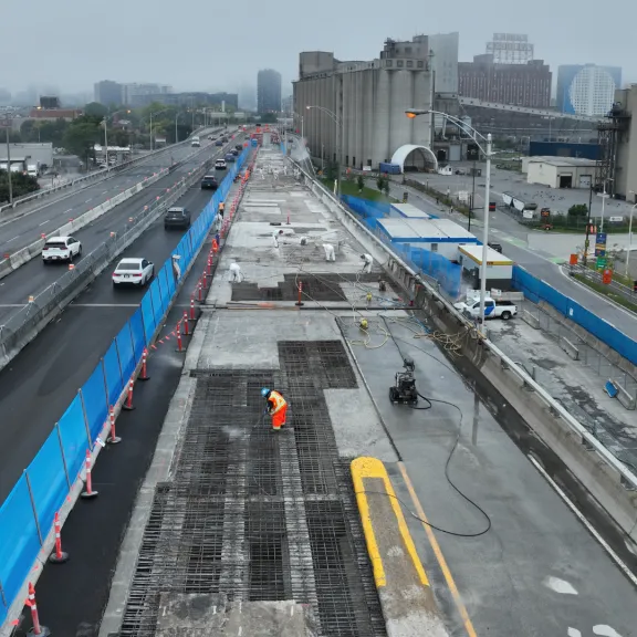 Travaux de réparations complexes sur l'autoroute Bonaventure à Montréal menés par Pomerleau. | Complex repair work on the Bonaventure Expressway in Montreal carried out by Pomerleau.