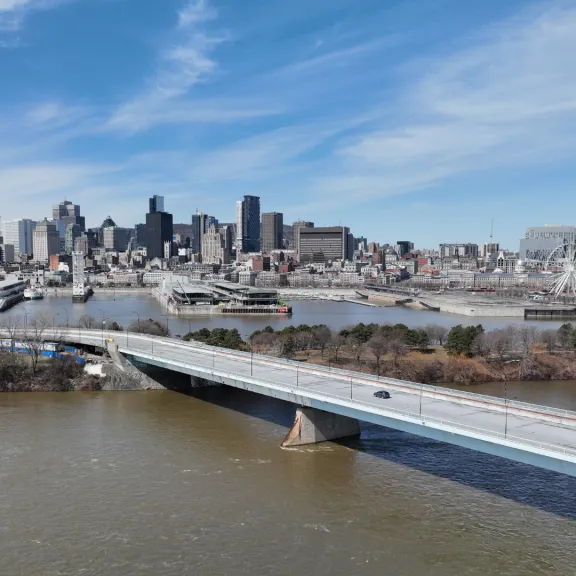 Revitalisation du pont de la Concorde par Pomerleau qui relie Montréal au parc Jean-Drapeau | Revitalization of the Pont de la Concorde by Pomerleau, connecting Montreal to Parc Jean-Drapeau.