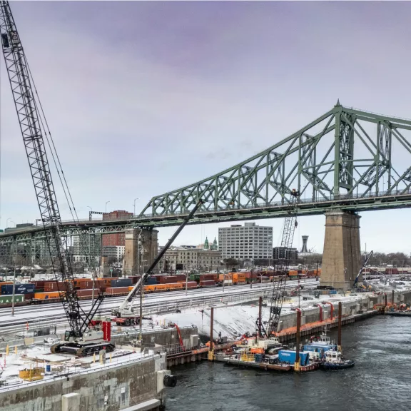 Chantier hivernal de la réhabilitation du quai 28 du Port de Montréal durant les travaux maritimes par Pomerleau